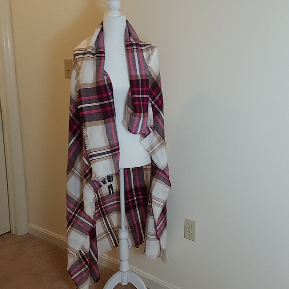 Express tan, maroon, white and pink blanke…